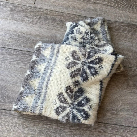 Urban Outfitters Snowflake Fleece Lining Infinity  Scarf - Picture 4 of 11